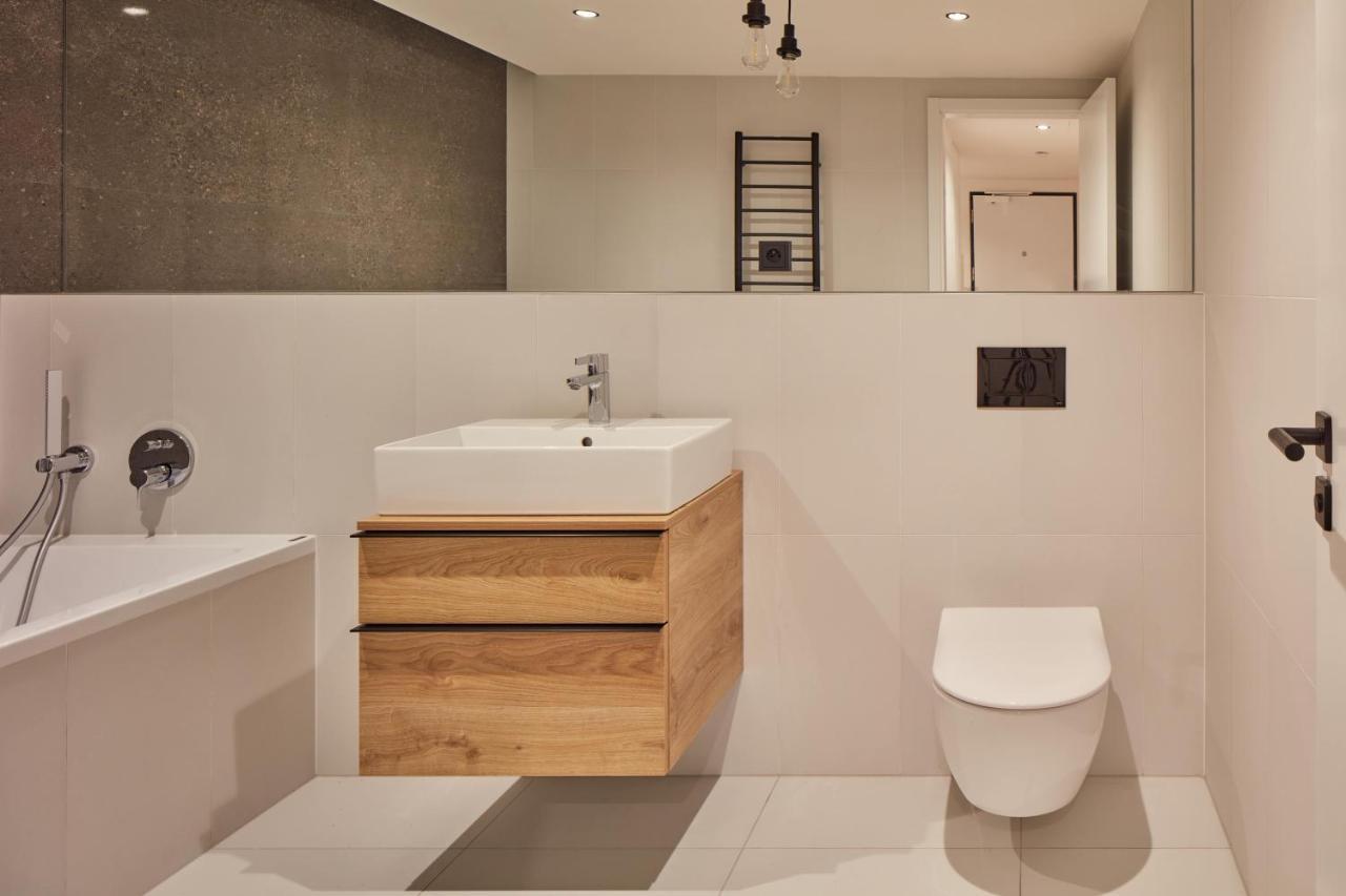 Days - Designer Apts - Garage - Terrace - Easy Access * Praga